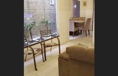 Imagem: A casa possui 3 Dormitórios, 2 Banheiros, 1 Vaga na garagem