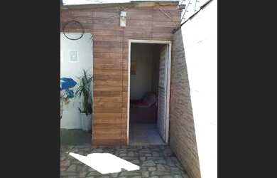 Imagem: A casa possui 1 Dormitório, 1 Banheiro, 1 Vaga na garagem