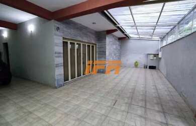 Imagem: O depósito possui 3 Vagas na garagem, 400m² de Área e está