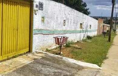 Imagem: A casa possui 3 Dormitórios, 1 Banheiro, 4 Vagas na garagem