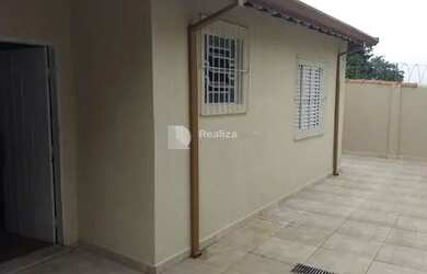 Imagem: A casa possui 2 Dormitórios, 1 Banheiro, 4 Vagas na garagem