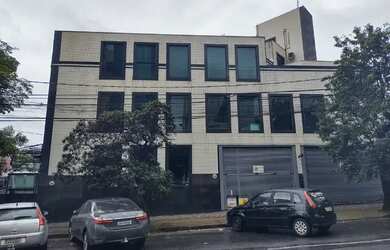 Imagem: O depósito para alugar possui 4 Vagas na garagem e 750m² de