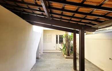 Imagem: A casa possui 2 Dormitórios, 2 Banheiros, 2 Vagas na garagem