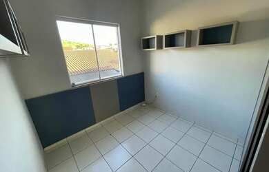 Imagem: A casa possui 3 Dormitórios, 2 Banheiros e 1 Vaga na garagem