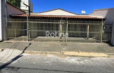 Imagem: A casa possui 3 Dormitórios, 1 Banheiro, 2 Vagas na garagem