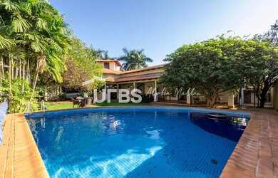 Imagem: A casa em condomínio possui 4 Dormitórios, 5 Banheiros, 2