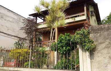 Imagem: A casa possui 3 Dormitórios, 3 Banheiros, 2 Vagas na garagem