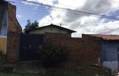 Imagem: A casa possui 2 Dormitórios, 1 Banheiro, 1 Vaga na garagem