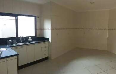 Imagem: A casa possui 3 Dormitórios, 3 Banheiros, 4 Vagas na garagem