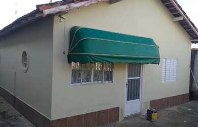 Imagem: A casa possui 2 Dormitórios, 1 Banheiro, 2 Vagas na garagem