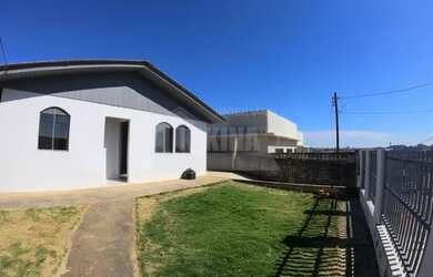 Imagem: A casa possui 3 Dormitórios, 1 Banheiro, 3 Vagas na garagem