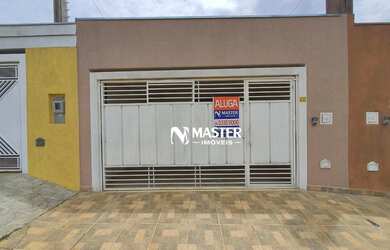 Imagem: A casa possui 3 Dormitórios, 2 Banheiros, 2 Vagas na garagem