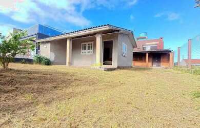 Imagem: A casa possui 4 Dormitórios, 2 Banheiros e 150m² de Área