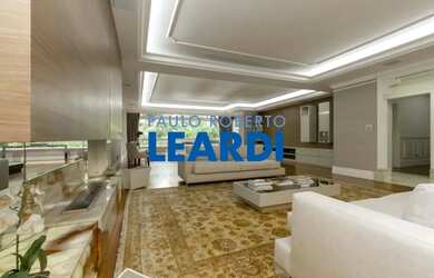 Imagem: O apartamento possui 3 Dormitórios, 5 Banheiros, 1 Vaga na