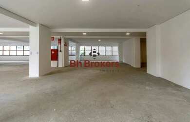 Imagem: O depósito possui 2 Vagas na garagem e 650m² de Área e está