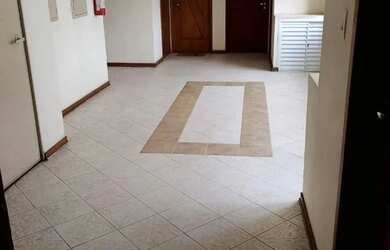 Imagem: O apartamento possui 3 Dormitórios, 1 Banheiro, 3 Vagas na