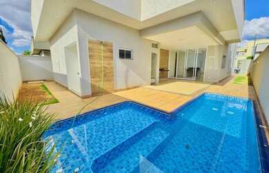 Imagem: A casa possui 4 Dormitórios, 5 Banheiros, 4 Vagas na garagem