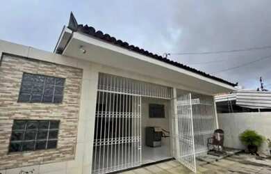 Imagem: A casa possui 3 Dormitórios, 2 Banheiros, 1 Vaga na garagem