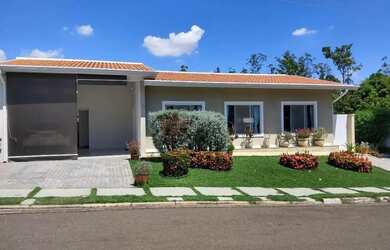 Imagem: A casa possui 3 Dormitórios, 4 Banheiros, 4 Vagas na garagem