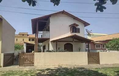 Imagem: A casa possui 4 Dormitórios, 3 Banheiros, 5 Vagas na garagem