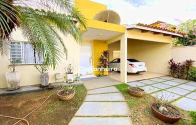 Imagem: A casa possui 4 Dormitórios, 4 Banheiros, 5 Vagas na garagem