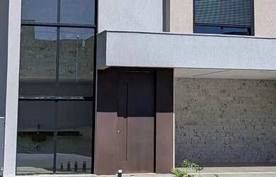 Imagem: A casa possui 3 Dormitórios, 4 Banheiros, 3 Vagas na garagem