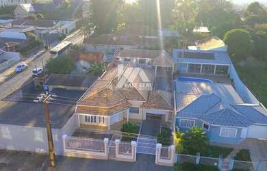 Imagem: A casa possui 3 Dormitórios, 4 Banheiros, 5 Vagas na garagem