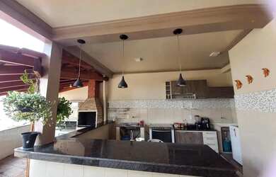 Imagem: A casa possui 4 Dormitórios, 5 Banheiros, 4 Vagas na garagem