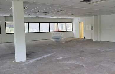 Imagem: O depósito possui 5 Vagas na garagem, 406m² de Área e está