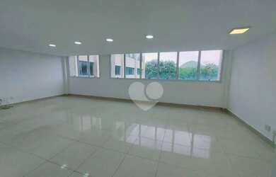 Imagem: O depósito possui 2 Vagas na garagem, 55m² de Área e está