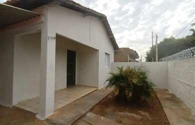 Imagem: A casa possui 2 Dormitórios, 1 Banheiro, 1 Vaga na garagem