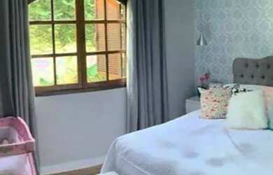 Imagem: A casa possui 3 Dormitórios, 2 Banheiros, 3 Vagas na garagem