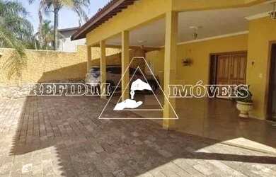 Imagem: A casa possui 3 Dormitórios, 5 Banheiros, 4 Vagas na garagem