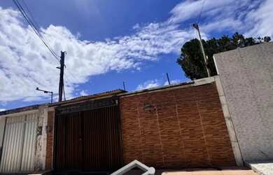 Imagem: A casa possui 3 Dormitórios, 4 Banheiros, 2 Vagas na garagem