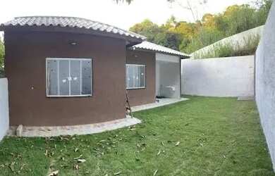 Imagem: A casa possui 3 Dormitórios, 2 Banheiros, 2 Vagas na garagem