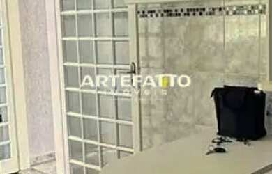 Imagem: A casa possui 3 Dormitórios, 2 Banheiros, 2 Vagas na garagem