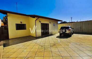 Imagem: A casa possui 3 Dormitórios, 3 Banheiros, 5 Vagas na garagem