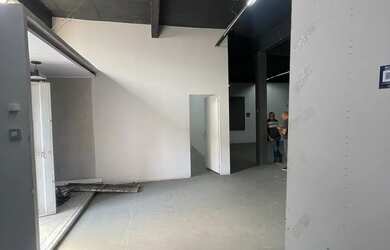 Imagem: O depósito possui 5 Vagas na garagem e 219m² de Área e está