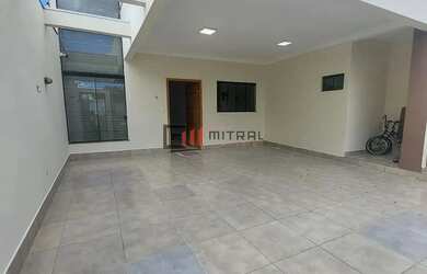 Imagem: A casa possui 3 Dormitórios, 2 Banheiros, 2 Vagas na garagem