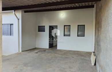 Imagem: A casa possui 2 Dormitórios, 3 Banheiros, 1 Vaga na garagem