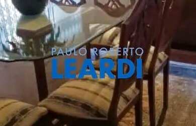 Imagem: A casa possui 2 Dormitórios, 2 Banheiros, 2 Vagas na garagem