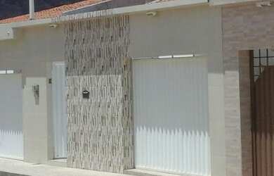 Imagem: A casa possui 3 Dormitórios, 2 Banheiros, 1 Vaga na garagem