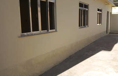 Imagem: A casa possui 3 Dormitórios, 2 Banheiros, 2 Vagas na garagem