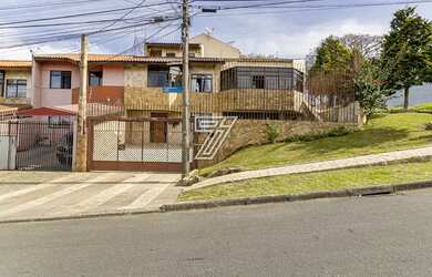 Imagem: A casa possui 3 Dormitórios, 4 Banheiros, 3 Vagas na garagem