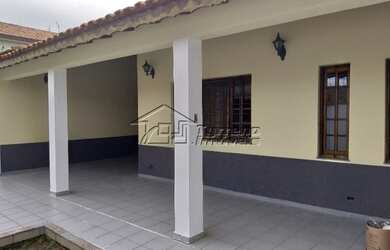 Imagem: A casa possui 3 Dormitórios, 1 Banheiro, 2 Vagas na garagem