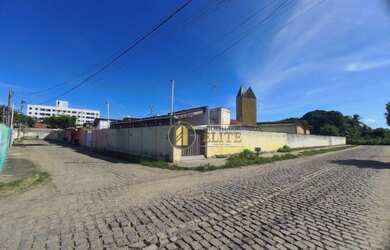 Imagem: Casa de esquina com 2/4, WC social, sala, cozinha, 2 vagas de