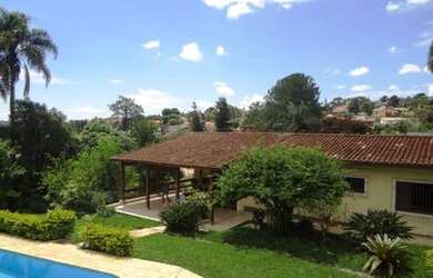 Imagem: A casa possui 3 Dormitórios, 2 Banheiros, 5 Vagas na garagem