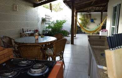 Imagem: A casa em condomínio possui 4 Dormitórios, 4 Banheiros, 4