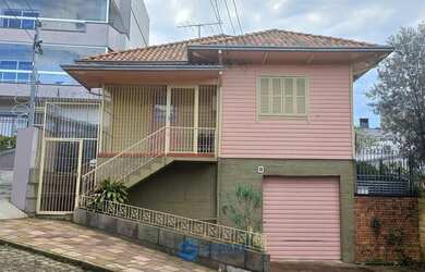 Imagem: A casa possui 4 Dormitórios, 2 Banheiros, 3 Vagas na garagem