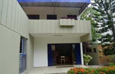 Imagem: A casa possui 5 Dormitórios, 4 Banheiros, 2 Vagas na garagem